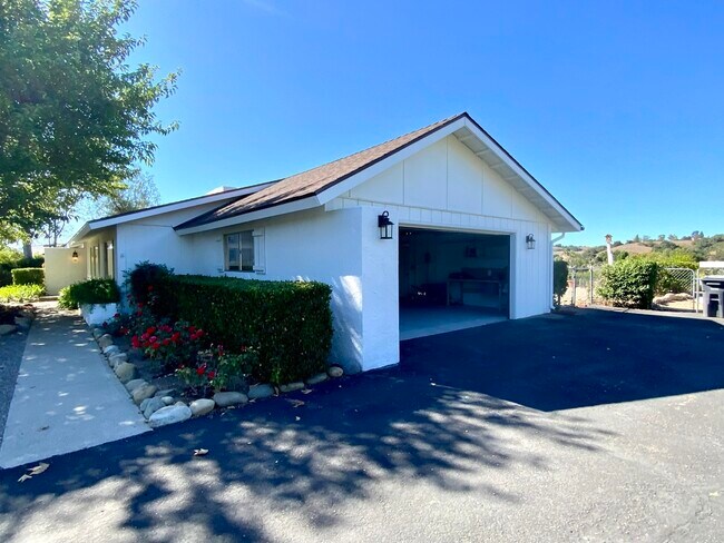 Building Photo - 915 Ranch View Ln