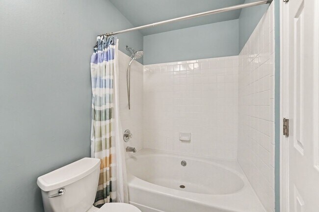 Building Photo - Bright Top-Floor 2 Bed, 2 Bath Condo with Loft & Vaulted Ceilings