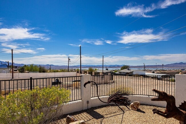 Building Photo - Long Term 4 Bedroom Rental with a Beautifu...