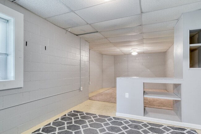 Building Photo - 5 to 8 Bedrooms. Pet Friendly.