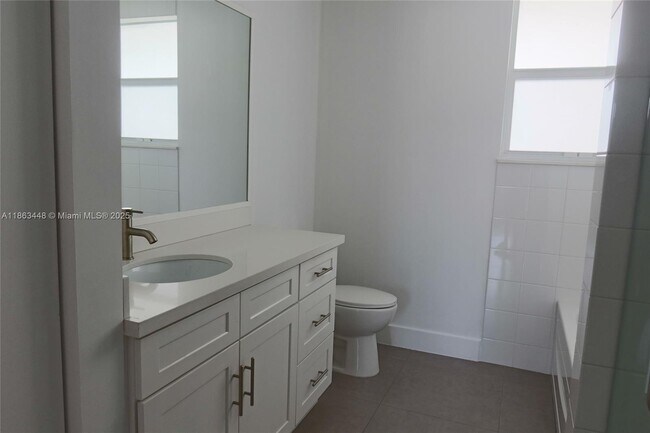 Building Photo - 555 E Dania Beach Blvd