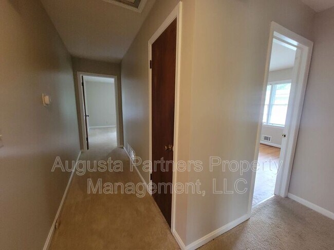 Building Photo - 1125 Crestview Dr