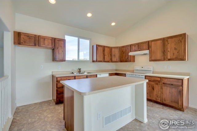 Building Photo - 214 Castle Dr