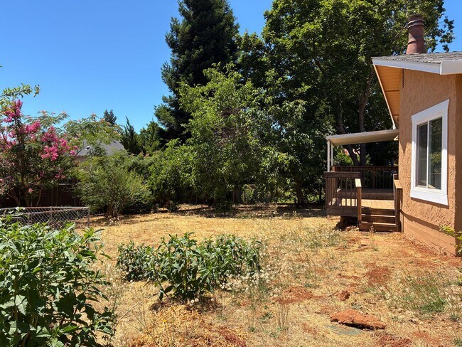 Building Photo - 3 Bedroom Home for Rent in Paradise CA | Fireplace, LVP Flooring, Yard & Garage