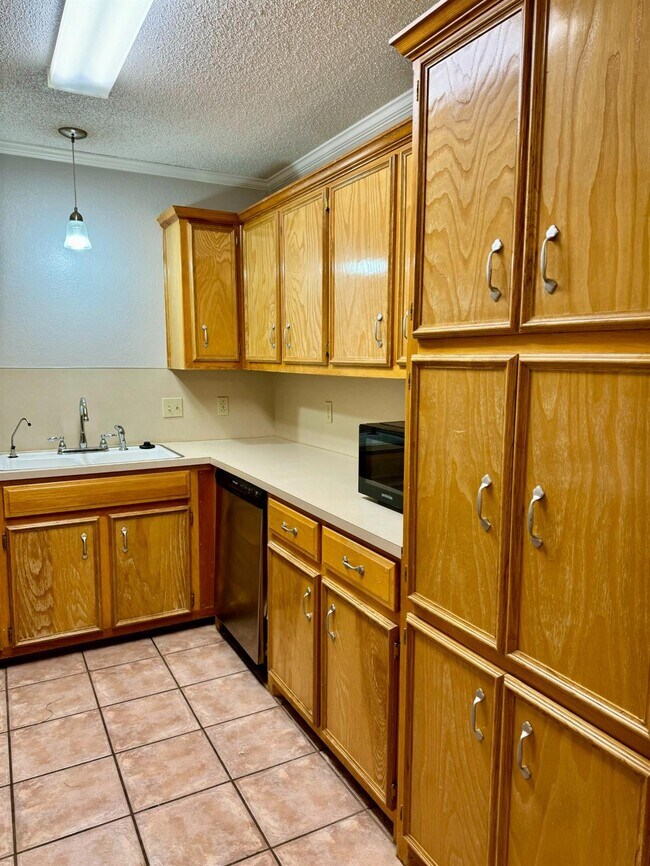 Building Photo - 8202 Raleigh Ave