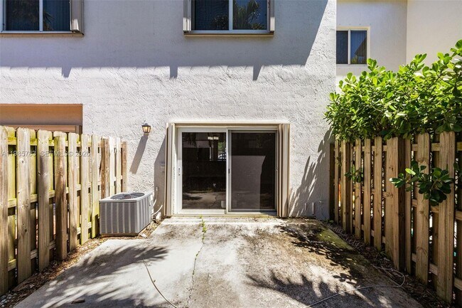 Building Photo - 15750 SW 92nd Ave