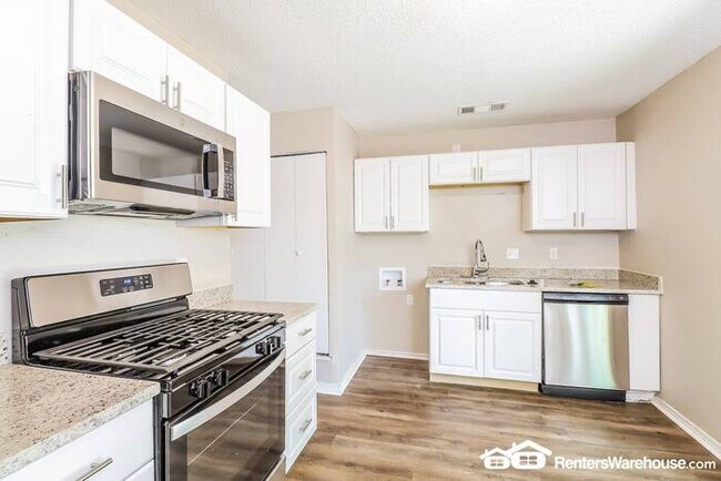 Building Photo - Newly renovated spacious 4 bed/2 bath, wit...