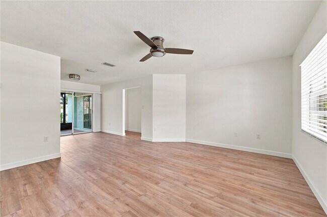 Building Photo - 2855 Dueby St