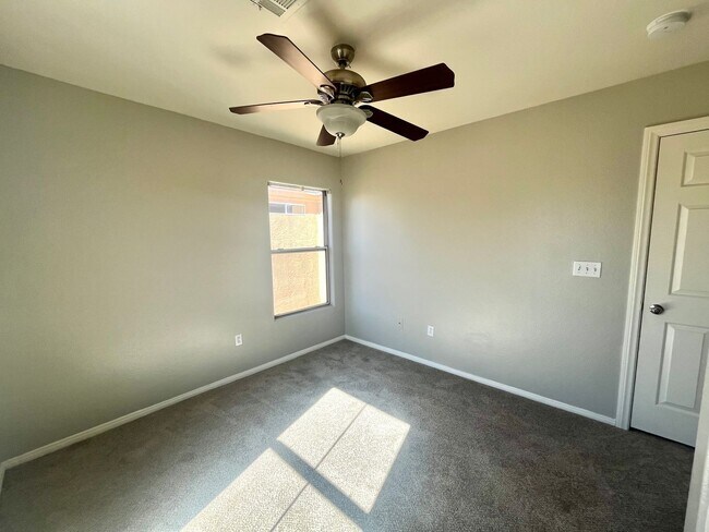 Building Photo - **$800 OFF MOVE IN BY 11/14/25**Spacious T...