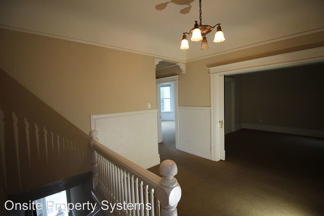 Building Photo - 3 br, 1.5 bath Apartment - 166 Carl Street