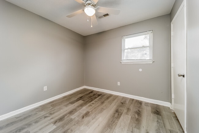 Building Photo - Impressive Home In Ladson