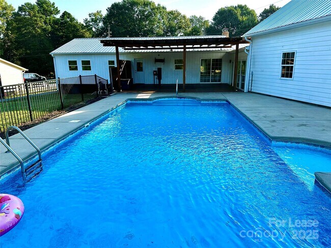 Building Photo - 2054 Hickory Hills Dr