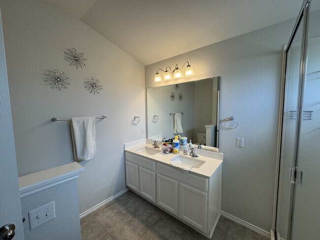 Building Photo - 8506 Stonehollow Dr