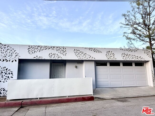 Building Photo - 8743 Hollywood Hills Rd