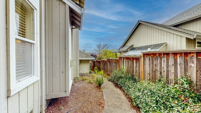 Building Photo - Desirable Skyhawk 3 bedroom Tri-Level Single Family