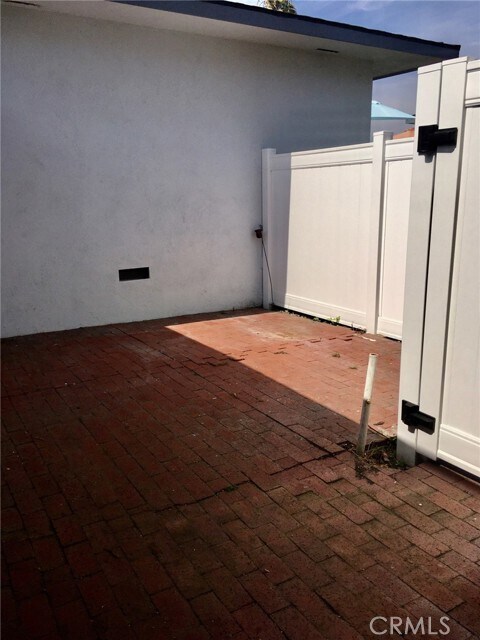 Building Photo - 225 Avenida Santa Barbara