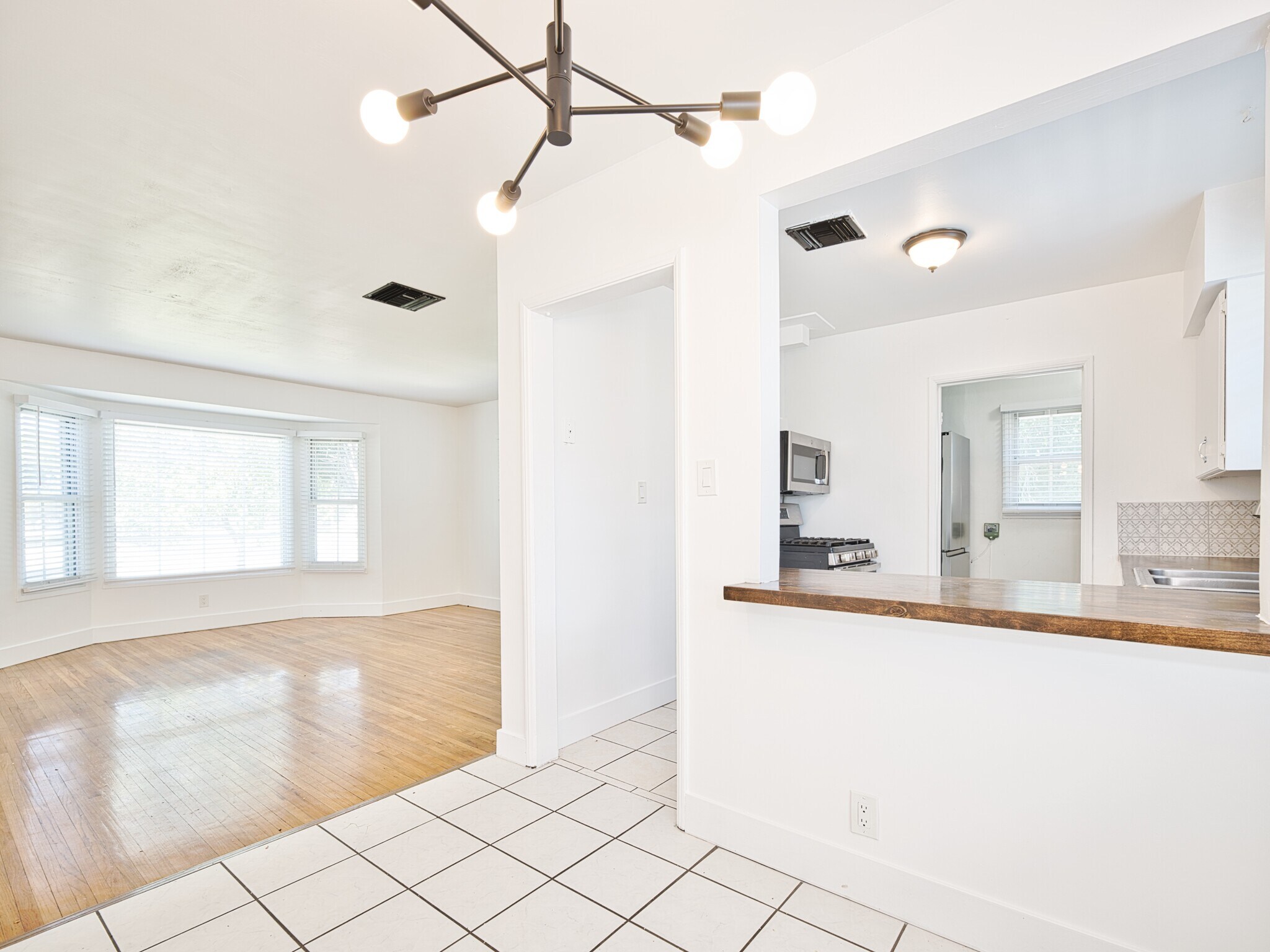 Building Photo - 6153 Clybourn Ave