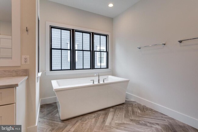 Building Photo - 5615 McLean Dr