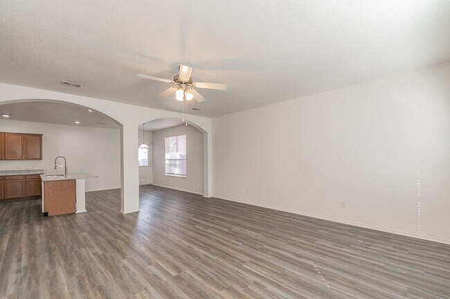 Building Photo - Newly Remolded in Lakewood-walking distance to the lake