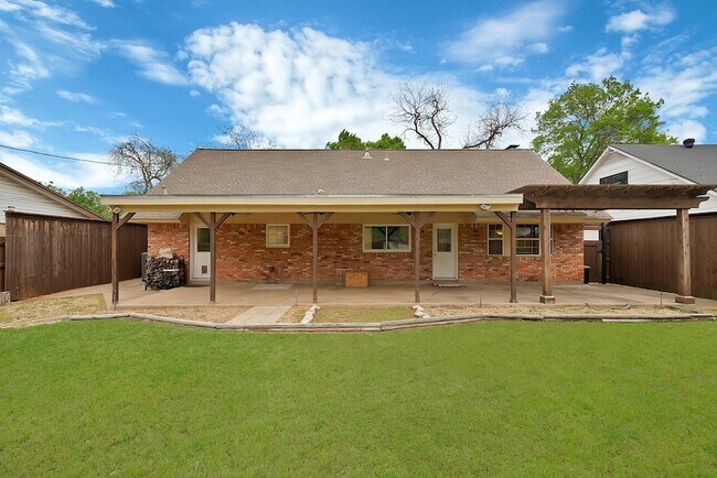 Building Photo - 526 Waggoner Dr