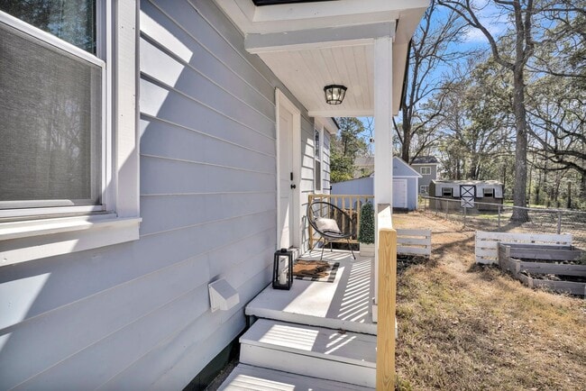 Building Photo - Charming Cottage with Modern Upgrades in Hanahan