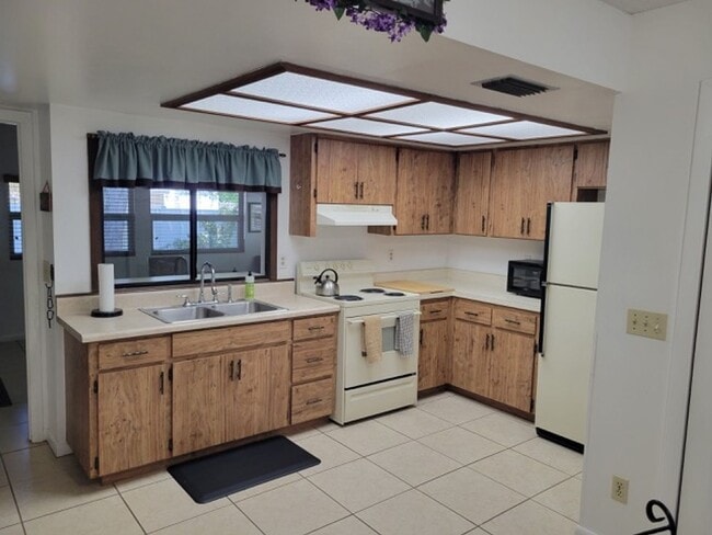 Building Photo - Quaint yet spacious 2/1 duplex avaliable f...