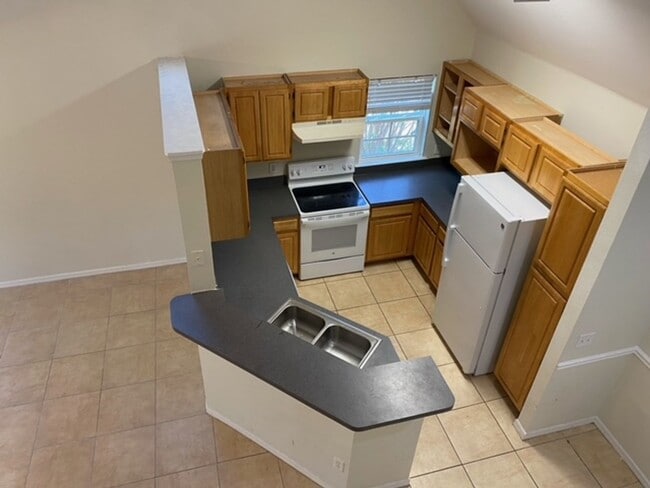Building Photo - Hamptons in Metrowest  3 bedroom 2 Bath wi...