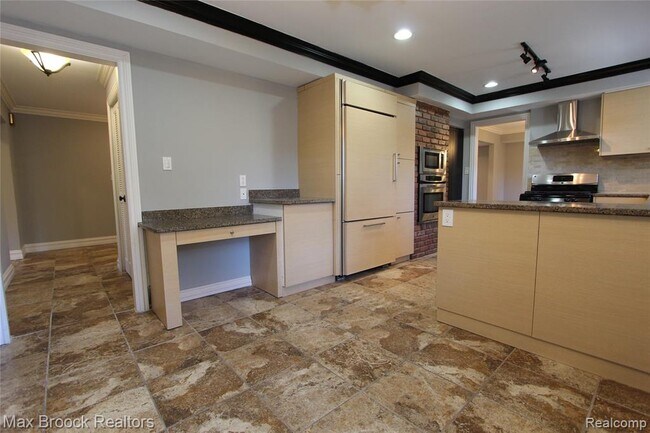 Building Photo - 30024 Beacontree St