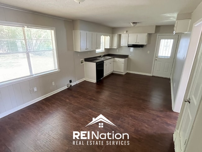 Building Photo - COZY & CLEAN! 3BR Memphis Value | Hardwoods & Open Kitchen | Fenced Yard!