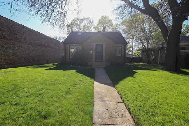 Building Photo - 5651 N Green Bay Ave