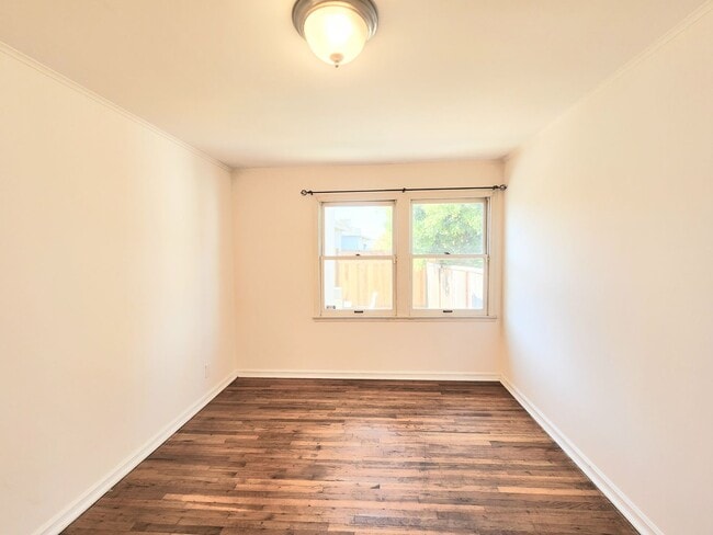 Building Photo - 2 bedroom duplex home