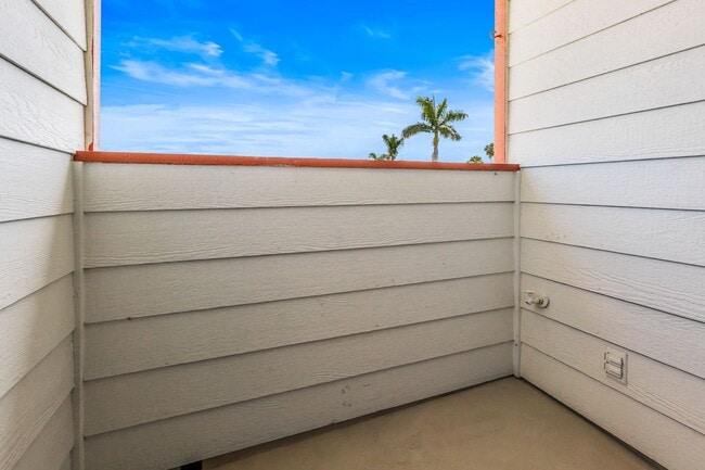 Building Photo - Spacious 3 Bed / 3 Bath Ocean Beach Townhome with Private Patio & Garage - Available NOW