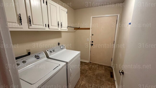 Building Photo - $1590 - 3 bedroom / 2.5 bathroom - Single ...