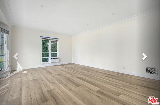 Building Photo - 168 S Elm Dr