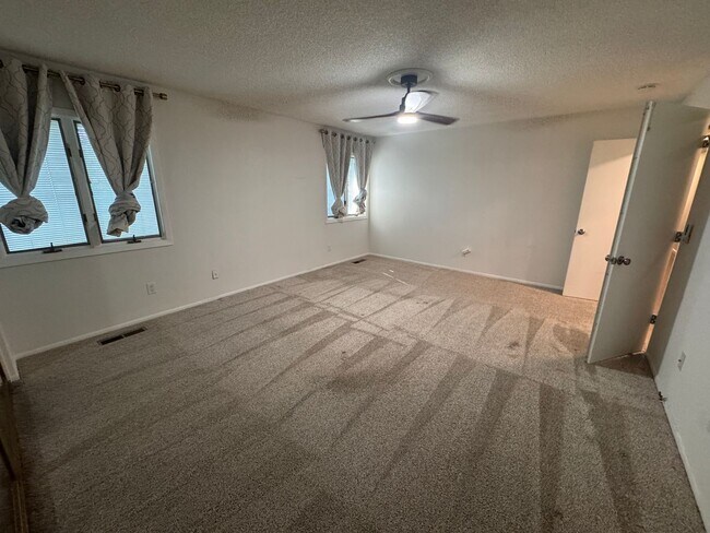 Building Photo - 4860 Lakeside Dr