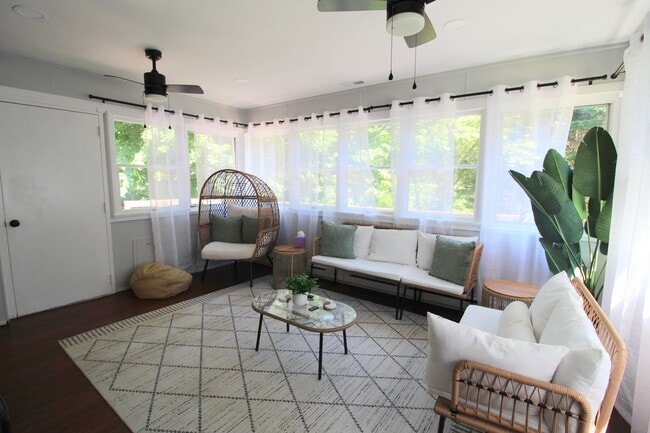Building Photo - Bright & Spacious 2-Bedroom Home in Massanutten