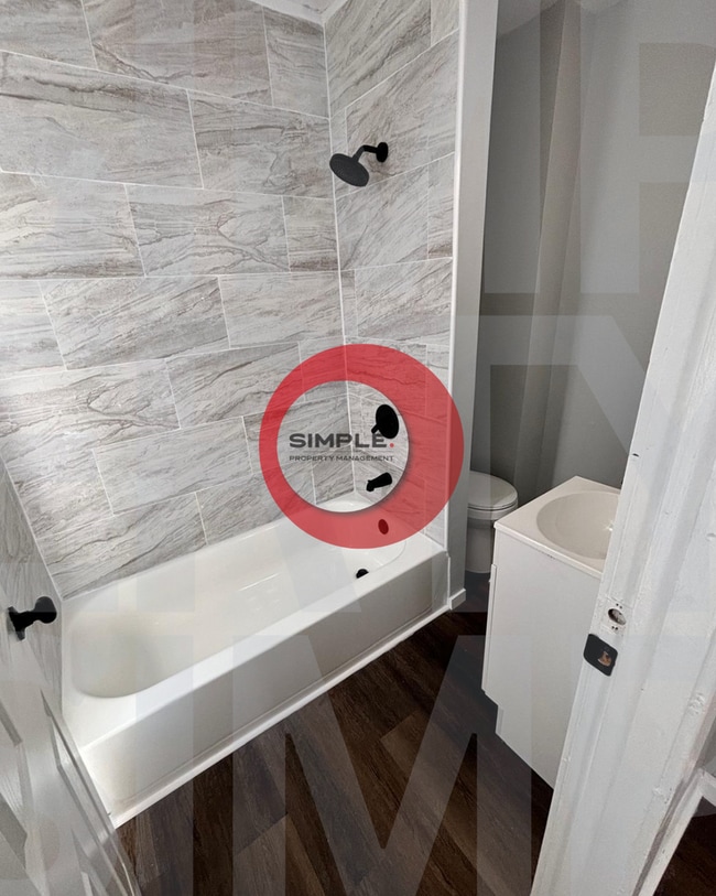 Building Photo - Cozy three-bedroom 1 bath house