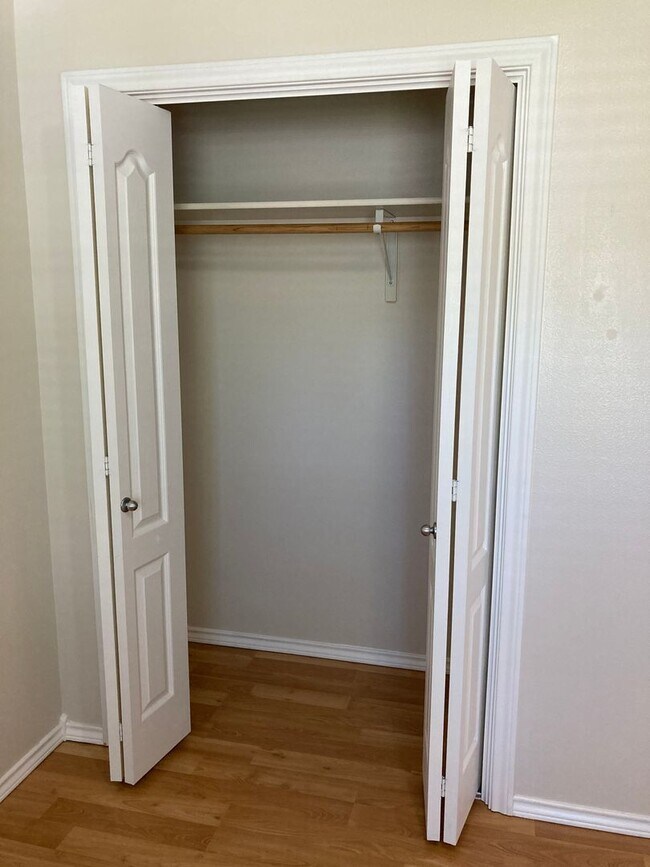 Building Photo - 928 N Middlemist Pl - Awesome Backyard, Go...