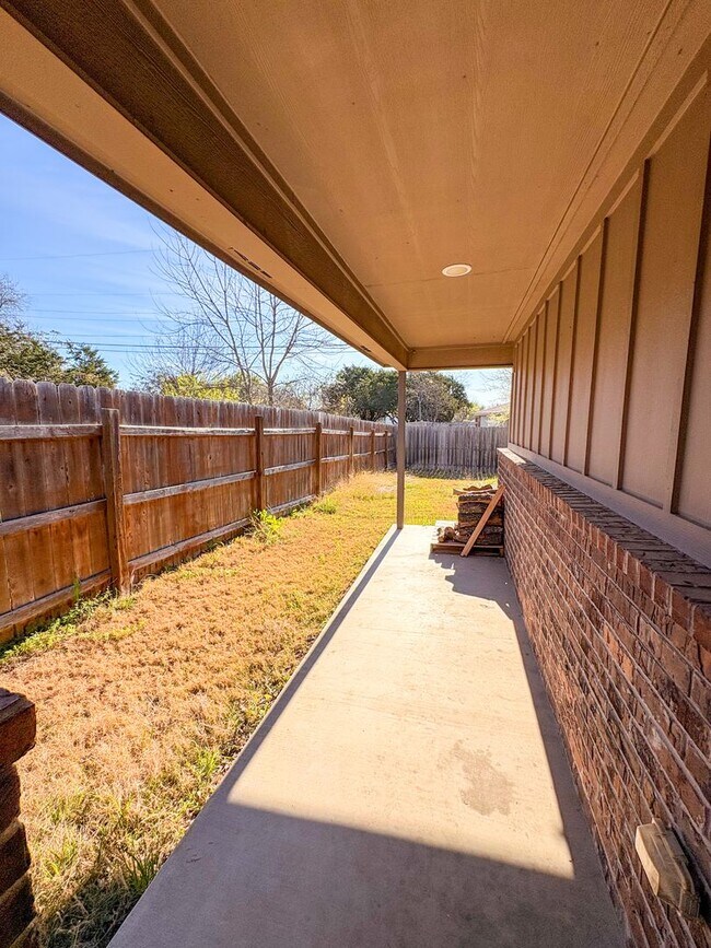 Building Photo - 1909 Chiricahua Trce