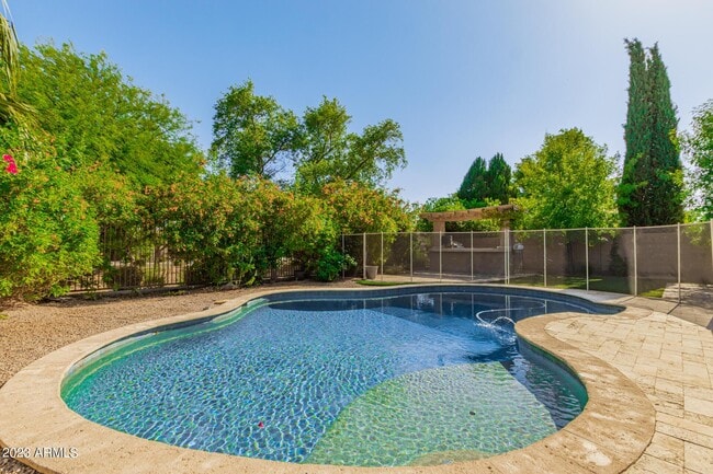 Building Photo - 295 W Goldfinch Way