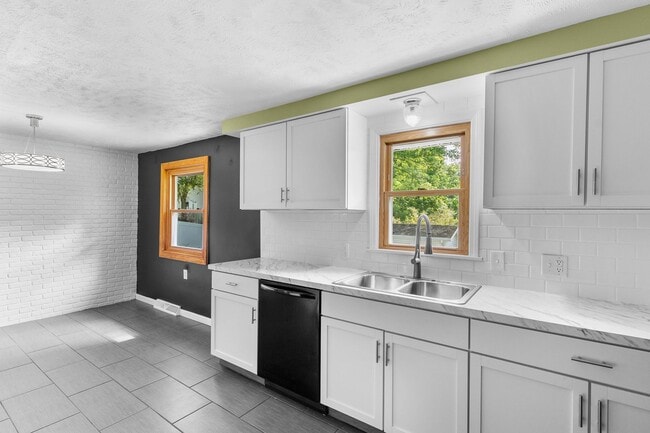 Building Photo - 3961 New Rd