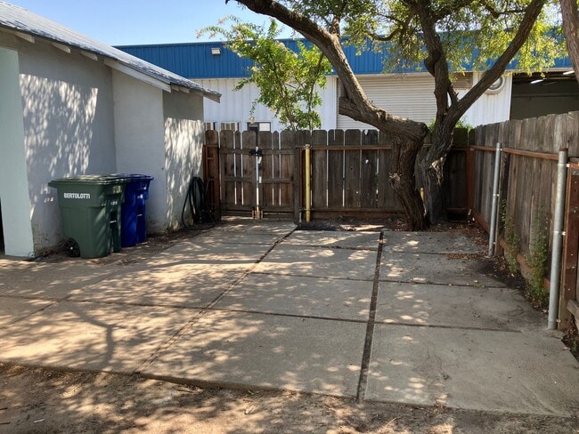 Building Photo - 931 Reno Ave