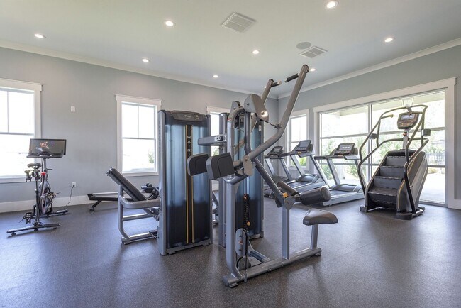 Building Photo - Luxurious 5 Bedroom, 3 Bathroom Home in Mc...