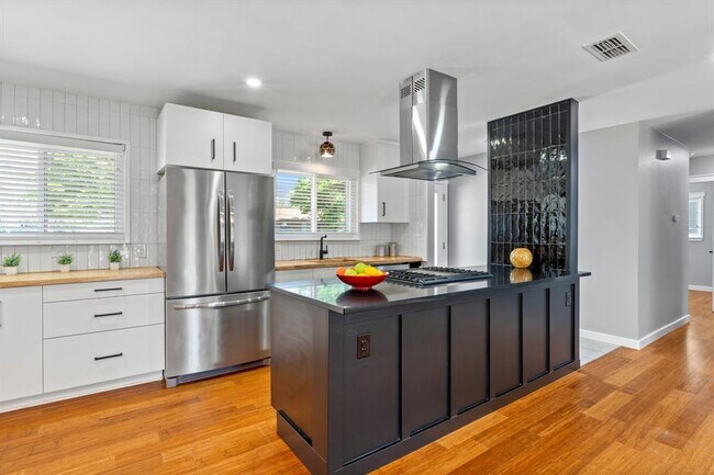 Building Photo - 1113 S Meadows Dr