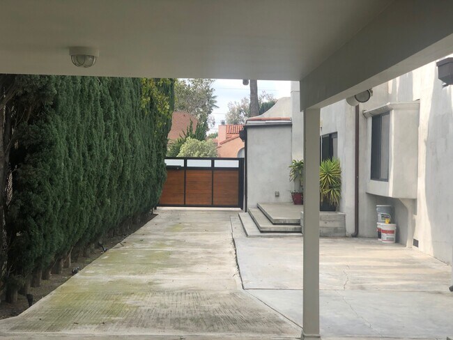 Building Photo - 128 S Carson Rd