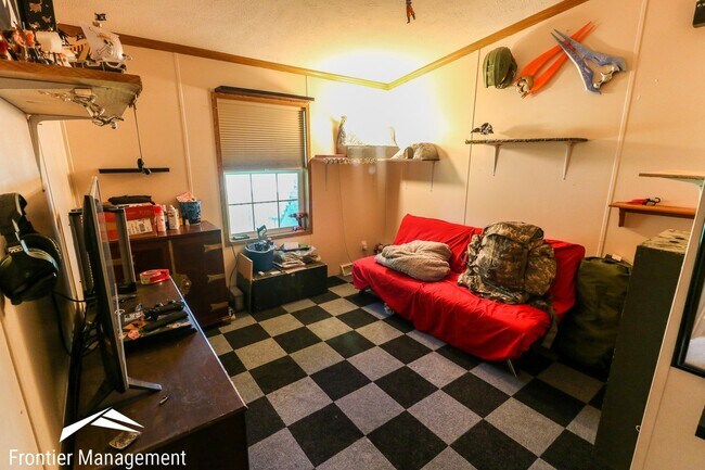 Building Photo - Awesome 3 bedroom 2 bathroom home located in OGDEN KS!