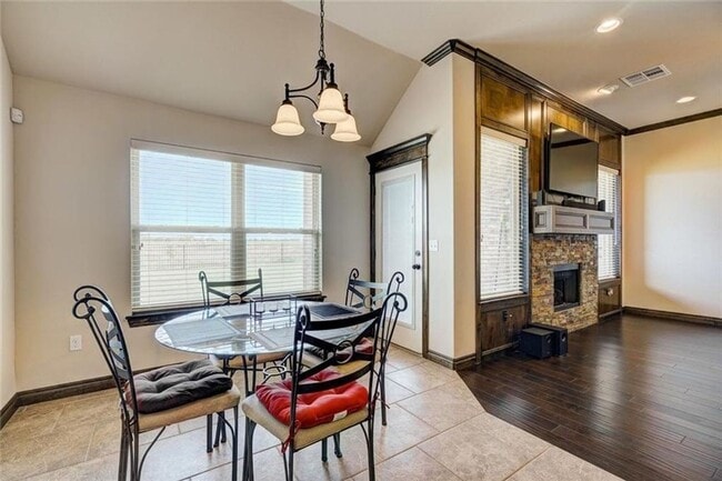 Building Photo - St James Park Home in Norman - Community Pool!  Available in April!