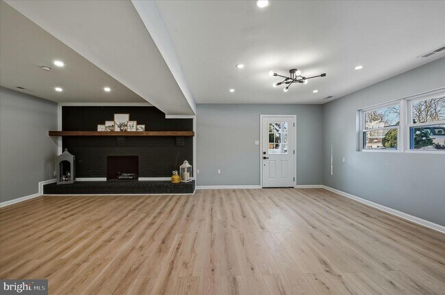 Building Photo - 110 Elaine Dr