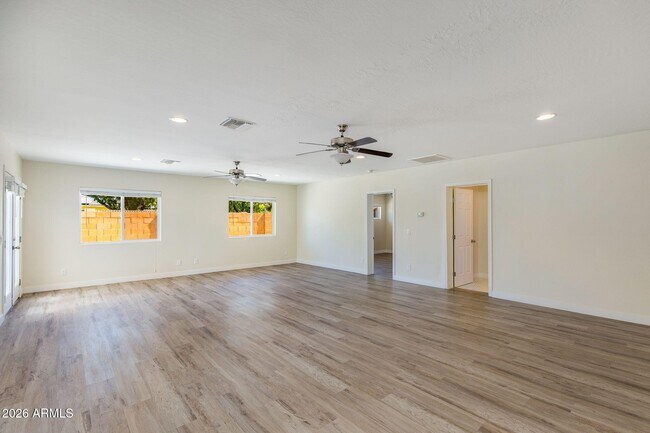 Building Photo - 5002 E Mitchell Dr