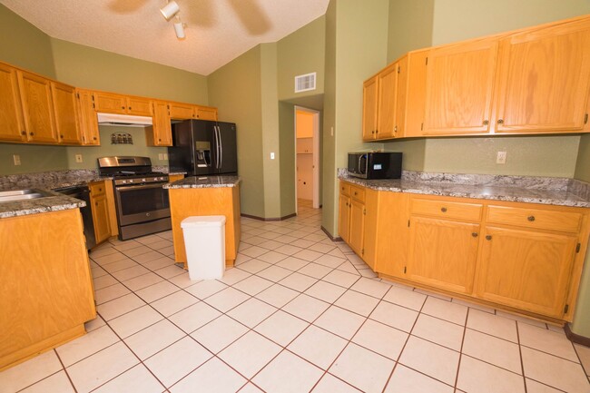 Building Photo - Spacious 4-Bedroom, 2-Bath Home with With ...